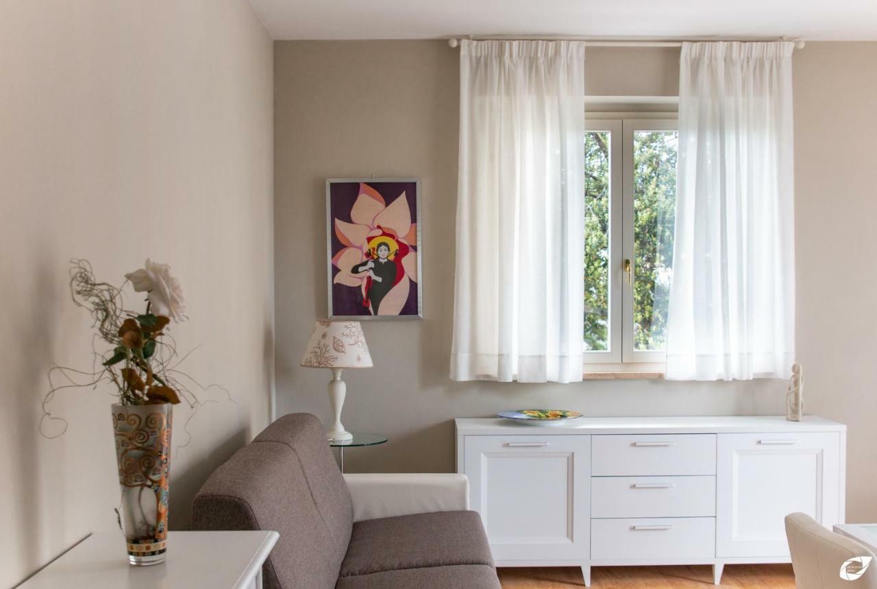 2-Bedroom Apt, With Balcony & Aircondition - 50 M From The Beach Marina di Pietrasanta Exterior foto